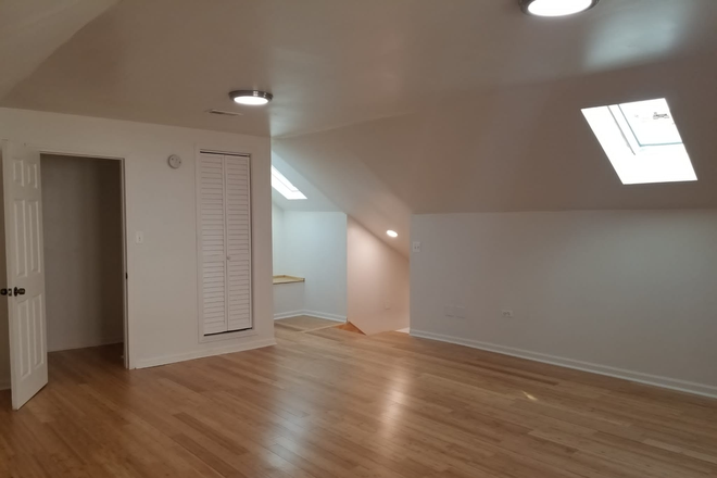 Upper floor bdr - 3 bdrm/1bath duplex NO APP FEES Apartments