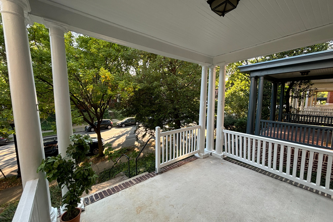 Front porch - Spacious 1 Bedroom in Charles Village Oakenshawe!