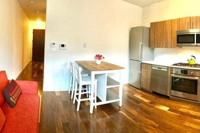 - - Right close to Campus!! Penthouse Studio w/ Modern Kitchen & Laundry in Unit