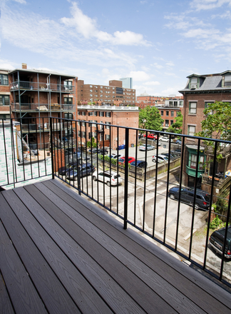 Private Deck - Gorgeously Renovated 3Bed/1.5Bath in South Brownstone - Steps to Campus! Condo