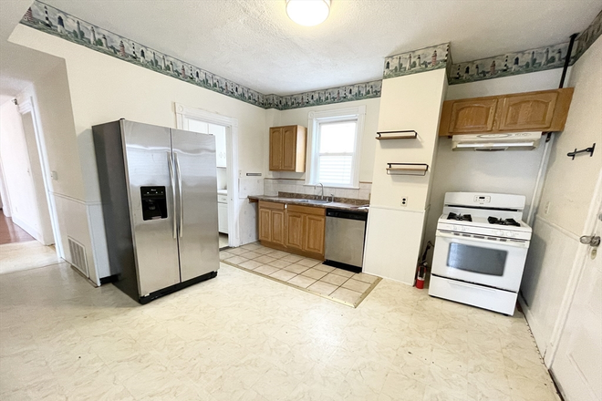 LIVING - SPACIOUS 4 BED AVAILABLE 9/1/25!