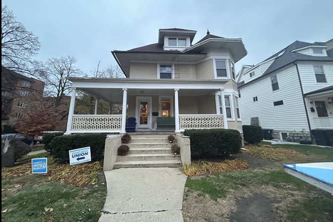 The house - One bedroom in off campus house
