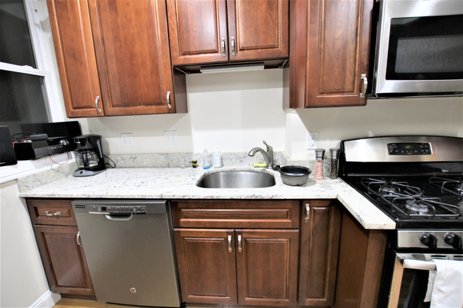 LIVING - LOCATION!!! 2 BED WITH IN UNIT LAUNDRY! 9/1/26! ONLY HALF BROKER FEE! Apartments