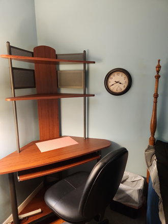 Full Bedroom Computer Desk and Leather Chair - Beautiful Furnished Room - All Inclusive! House