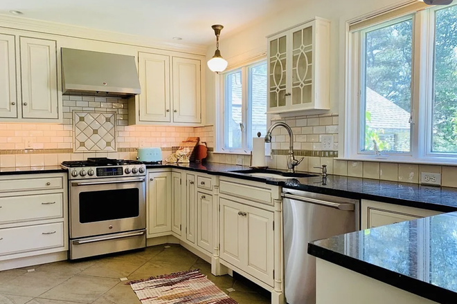 Mudroom - High End & Renovated House Seconds From Campus