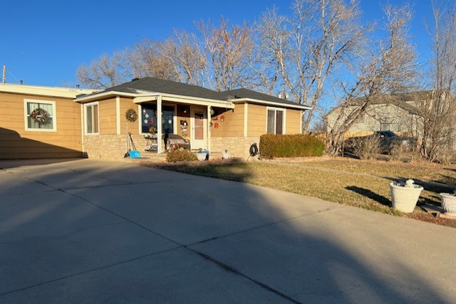 Front of House - Spare Room Rental with private bath between 3 to 6 miles from metro area campuses - House