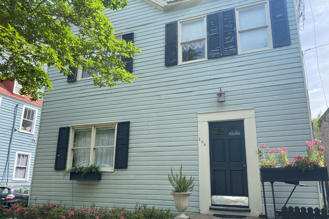 In walking distance of MUSC, restaurants, King St shopping, Moultrie Playground tennis and pickleball courts - One block from MUSC in the historic downtown district