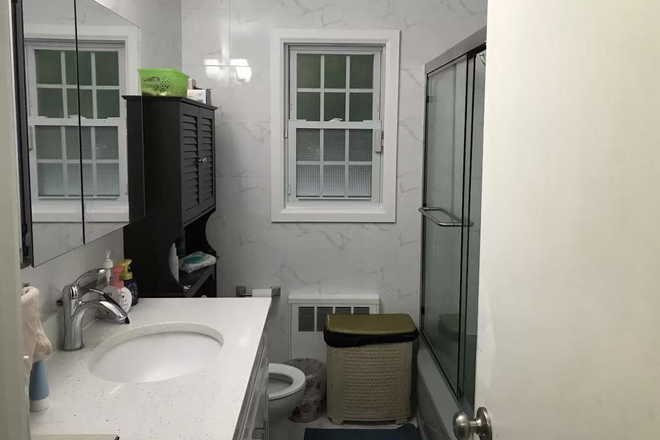 Bathroom - (shared housing)For rent: a bedroom on the first floor. 10–15 minute walk to Adelphi. House