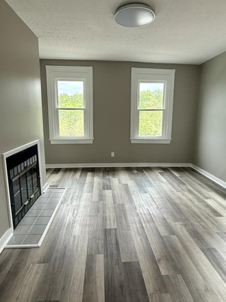 Bedroom 1 - FREE OFF STREET PARKING, PET FRIENDLY, DUPLEX BY CAMPUS Duplex