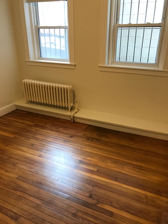 Hub Realty - Private entrance spacious 3 bedroom, ground level/1st floor, updated kitchen Apartments
