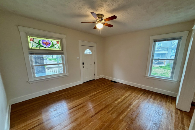 Living room - 1 Bedroom Walk to Campus Duplex
