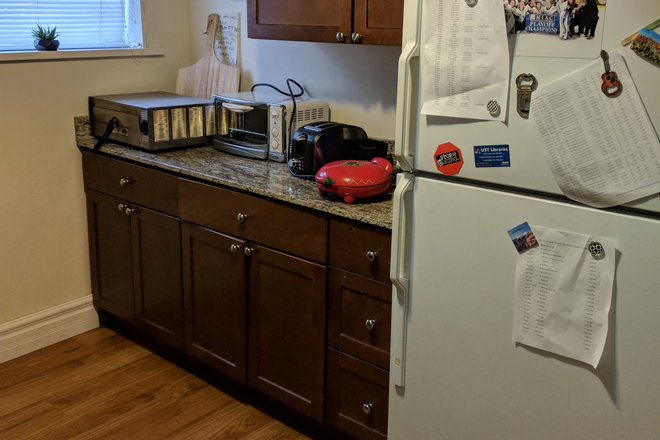 Kitchen - 325 Wilder Street - Large 2 BR plus den Apartment Facing Merriam Park