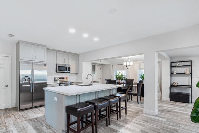 Kitchen - Gorgeous 3B/3B + Den Close to Main and Medical Campus House