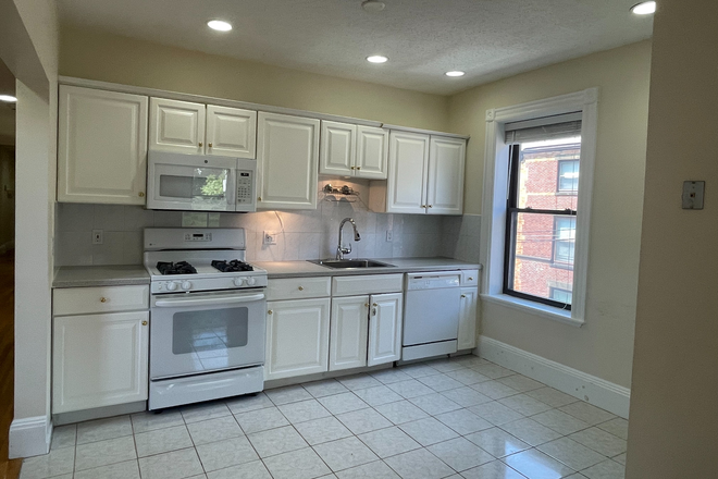 Call NOW for showings! 617-236-8600 - DEAN RD - *NO FEE* 3BR AVAIL *9/1/2026* NEAR CLVLND CRCL W/ LNDRY IN BLDNG, PRKNG, PATIO, 1.5 BATH! Apartments