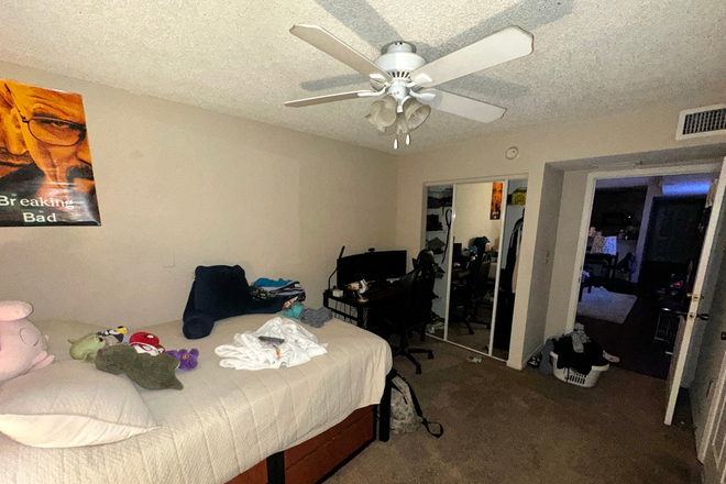 Bedroom - Knights Circle Sublease - $957.95 - Jan-July Apartments