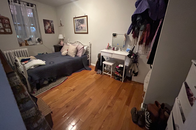 Living Space - 4 BEDROOM - HANOVER ST, NORTH END APARTMENT! AVAILABLE!