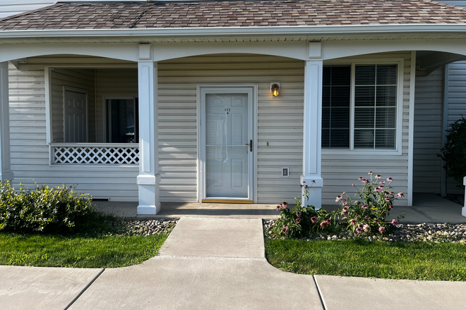 Front door - Room mate wanted-Condo close to campus