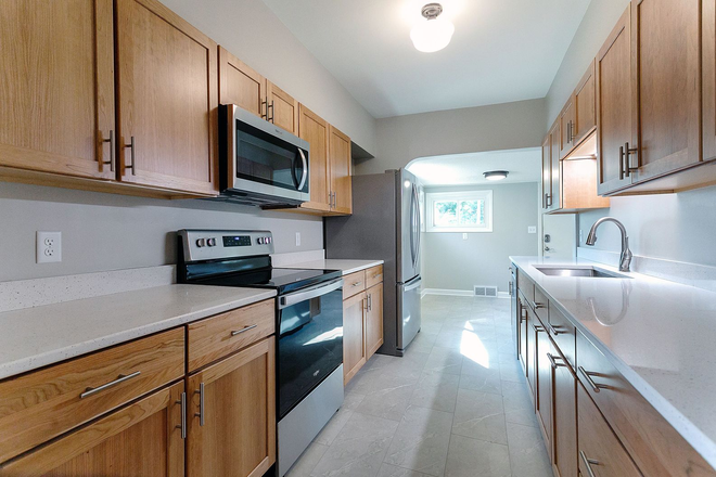 new appliances - 5-bed 2-bath Single-Family house