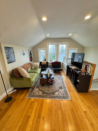 Spacious living room - Awesome Updated 2 bed/ 2 bath on Upper- No Broker Fee!! Triplex