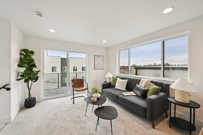 Third floor, sunglit bonus room with wet bar and walk out roof deck - Brand New, 3 Bedroom / 3.5 bath with two living rooms