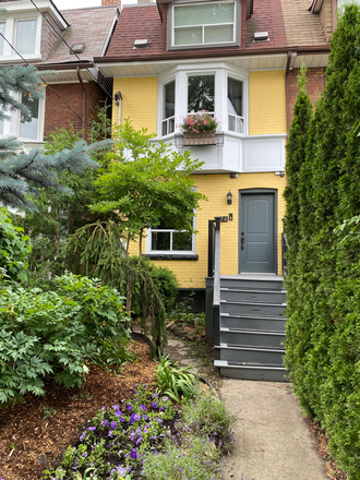 Street view - Spacious 2-Bedroom Apartment Near U of T – Perfect for Students and Faculty!