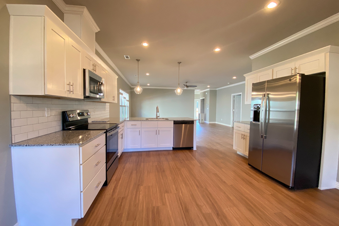 Kitchen - Single Family Home close to Campus