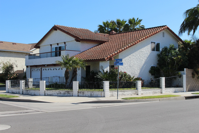 Front - 4BR/2.5BA with Private Pool & 3-Car Garage! House