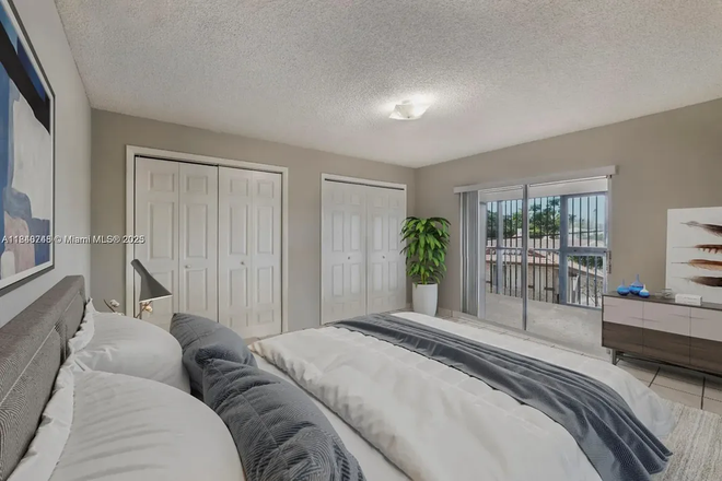 Bedroom - Spacious Duplex Unit Just Off Miracle Mile Duplex