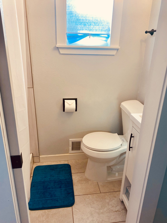 En Suite Bathroom - Seeking Roommate: Private Bed/Bath in Updated Bungalow 1 Mile from UC Health House