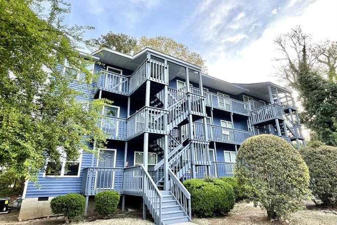 Outside View - Collegeview Apartments