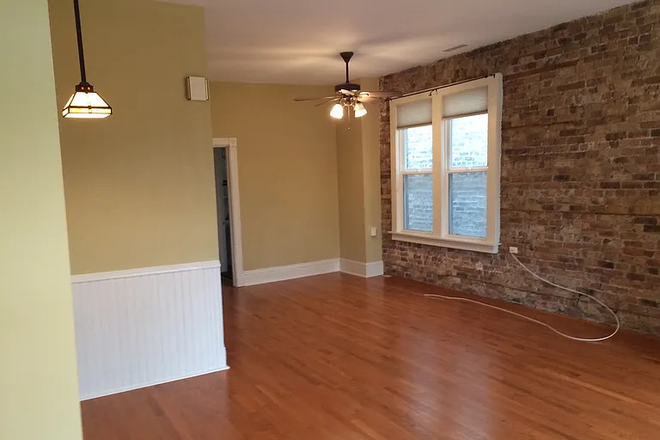 Living Room - 2 bed, 1 bath Wrigleyville Apartment/Room