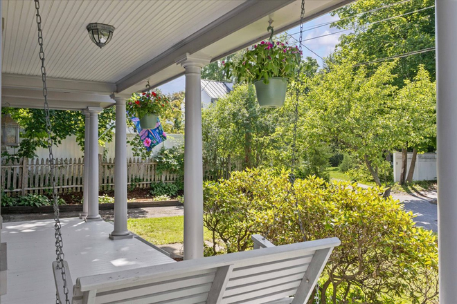 Front porch - Lovely House - Perfect UVM and Medical Center Location