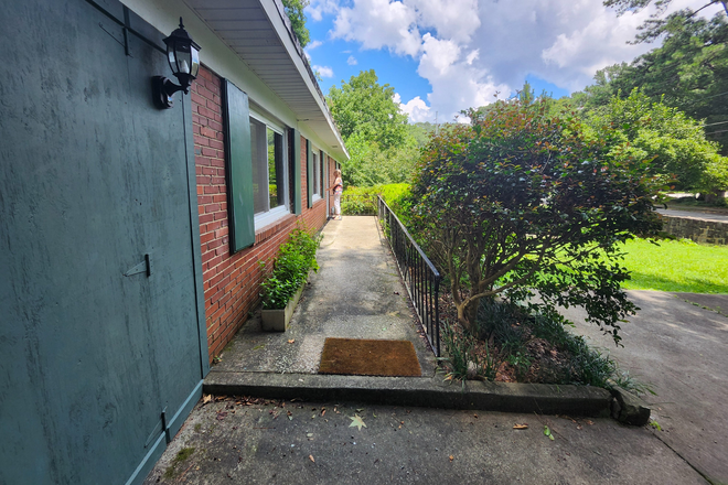 Front walk - Emory 1mi, spacious, quiet, furnished 3bd/2ba, utils incl., Decatur schools, park off street, $3000 House
