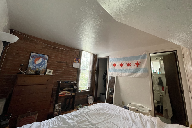 The room I'm subletting - Sublet Walnut/18th Apartments