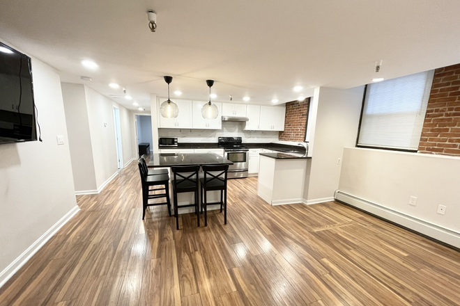 LIVING - SPACIOUS 4 BED/2 BATH ON HEMENWAY WITH HEAT AND HOT WATER INCLUDED! 9/1/26! Apartments