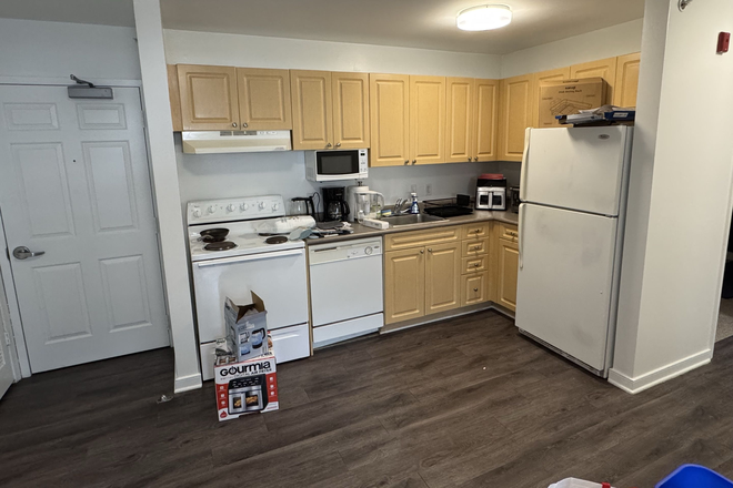 Kitchen - South Campus Commons 6 Summer Housing (Furnished + AC) – Walk to Campus Apartments