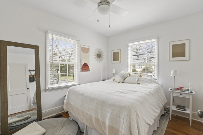 Bedroom - Fabulous 1 bedroom plus office /  1 bathroom garage apartment in the HEART of Downtown Decatur