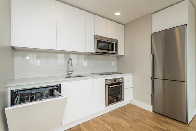 - - Modern 2 Bed / 2 Bath in Cambridge – Available 09/01 Apartments