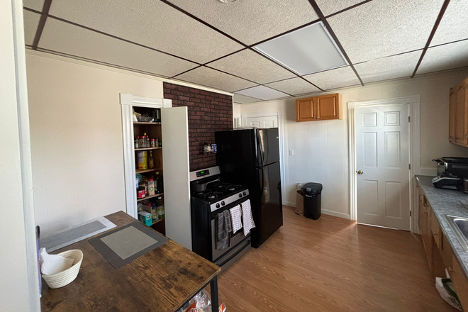 Kitchen - Union Sq, 3b 2b. Bedroom takeover starting April. Apartments