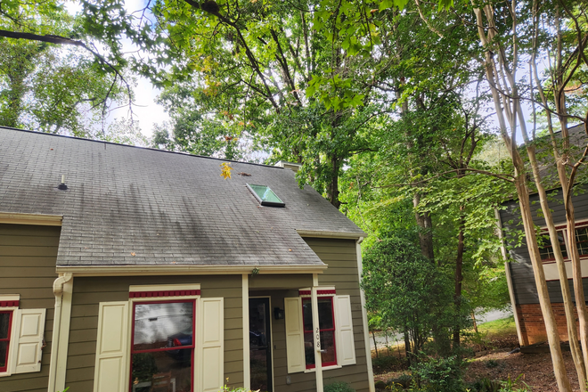 Front of the house - Single family house with garage, fully furnished, all utilities included, close to UNC & Duke