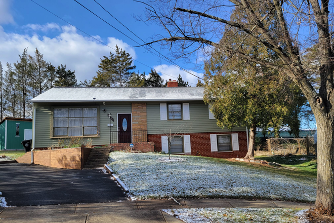 Front of the house - Spacious 2 kitchen single family home along New Carrollton Bus route 15 min to campus