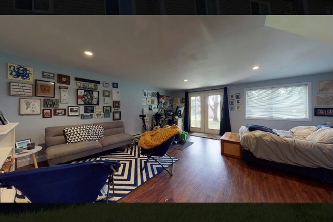 Studio Space for rent - "downstairs" - Studio living space w/own bathroom and private entrance in my home