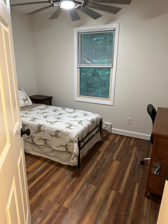 North bedroom - MALE ONLY roommate needed for 3 bed / 1.5 bath townhouse