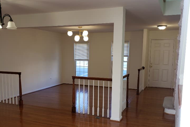 shared living space - 1 small bedroom (walk 5 mins GMU) females* for fall cemeter Townhome