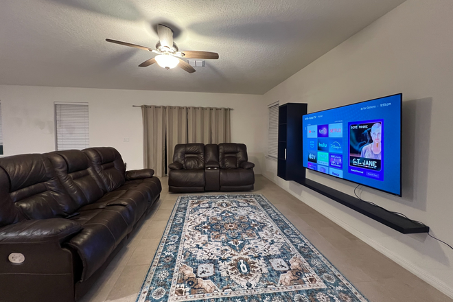 living room - Furnished private room with full bathroom, close to UCF, Lake Nona-Kissimme, Airport House