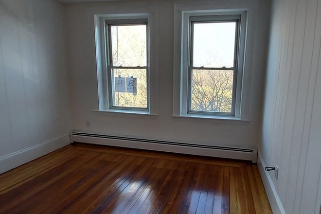 - - **Close to Campus** Spacious 3 bed w/ Laundry Apartments