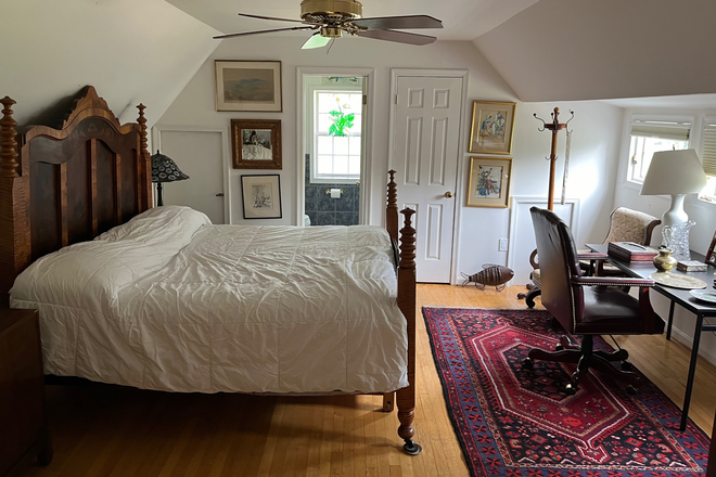 Upstairs Suite - Walk to school - Unique Upscale Housing Opportunity House