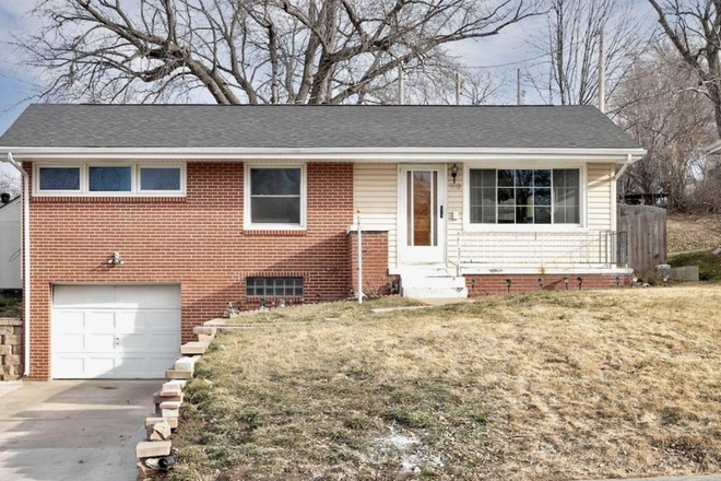Front of house - Private Bedroom Near UNO | Utilities and Laundry Included | Female Student Housing House