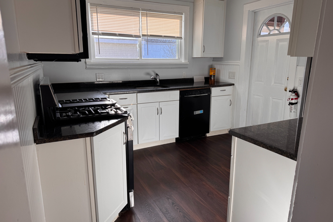 Kitchen - Medical Students. Close to Hospital. Don't Miss This Great Four Bedroom House for Rent!