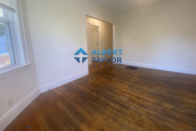 Living Room - Renovated 9 Bedroom 3 Bath with Basement!! House